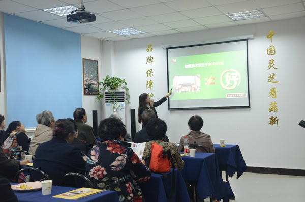 在廠區(qū)內(nèi)部 大漢工作人員為大家講解破壁靈芝孢子粉相關(guān)知識(shí)